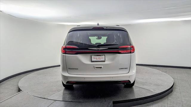 Used 2023 Chrysler Pacifica Limited FWD image 7
