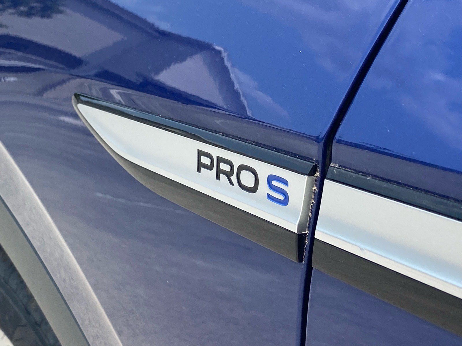 Certified 2022 Volkswagen ID.4 Pro S w/ Gradient Package RWD image 3