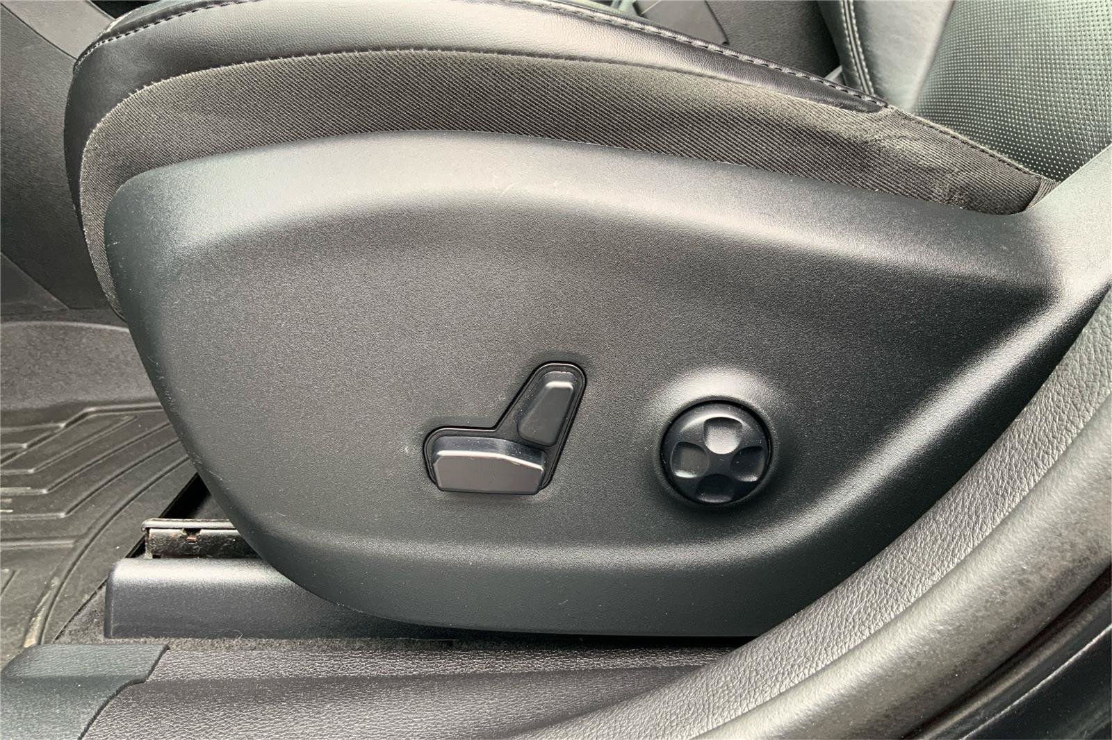 Used 2019 Jeep Cherokee Limited AWD/4WD image 19