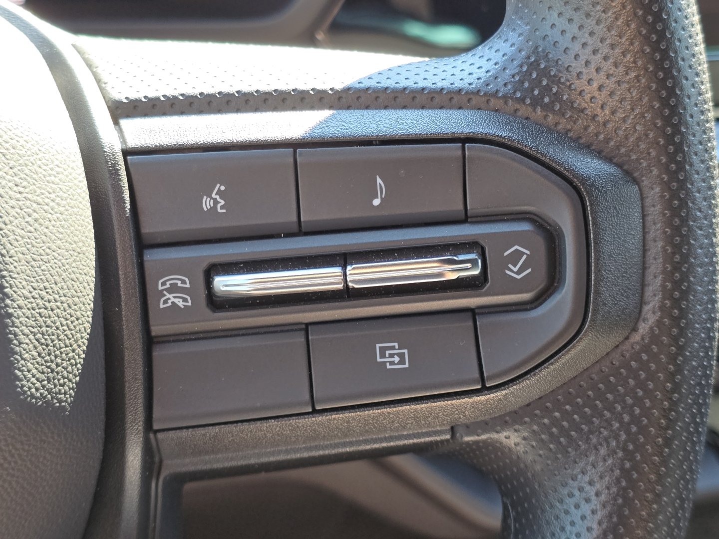 Used 2023 Chevrolet Colorado Trail Boss w/ Technology Package AWD/4WD image 17