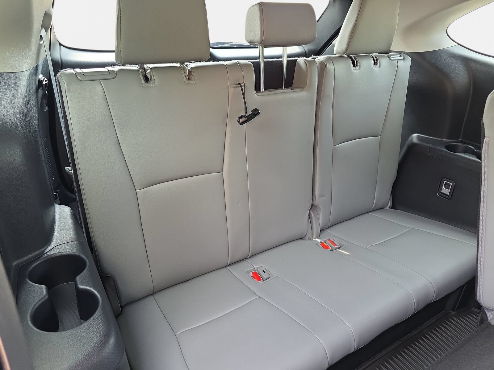 Used 2023 Toyota Highlander XLE FWD image 12