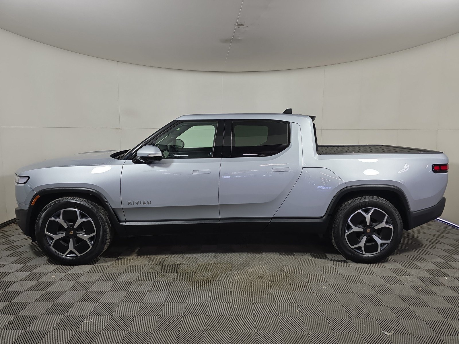 Used 2024 Rivian R1T Adventure AWD/4WD image 2