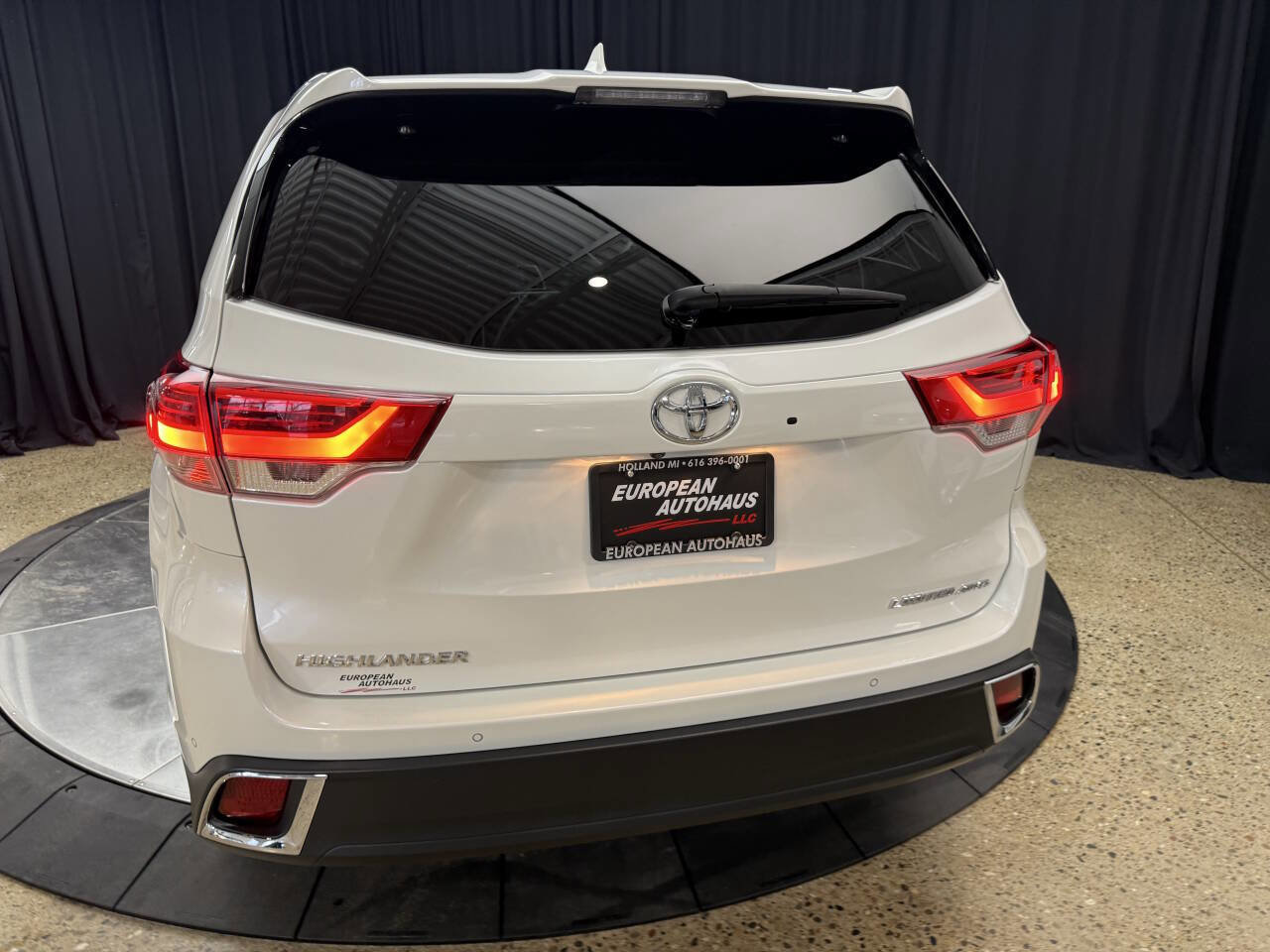 Used 2019 Toyota Highlander Limited Platinum AWD/4WD image 8