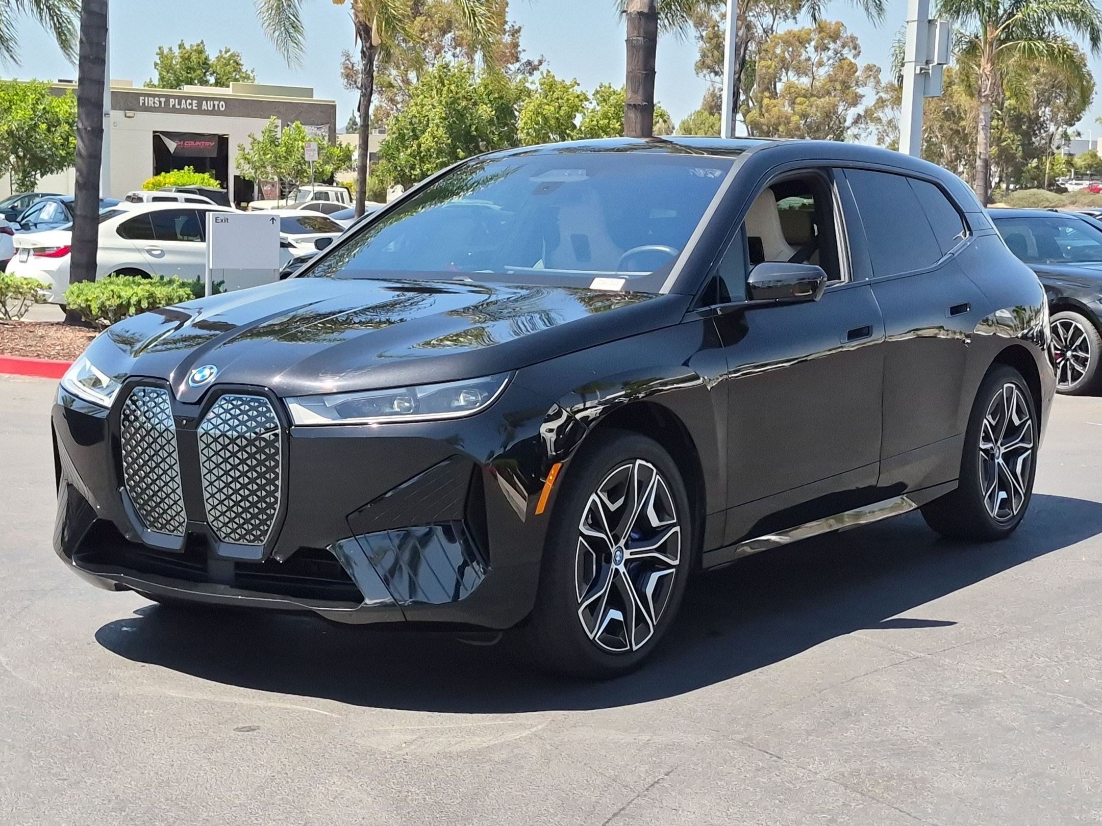 Used 2024 BMW iX xDrive50 w/ Premium Package AWD/4WD image 5