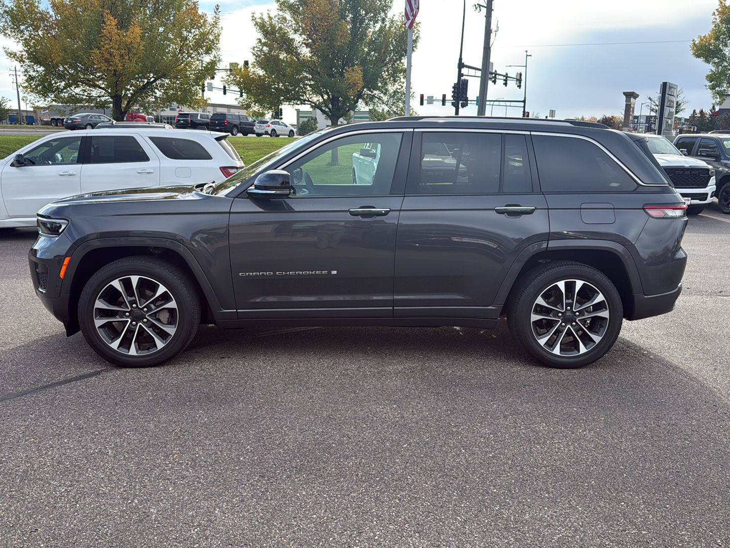Used 2023 Jeep Grand Cherokee Overland w/ Luxury Tech Group IV AWD/4WD image 3