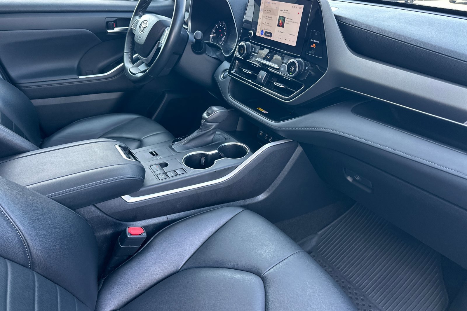 Used 2023 Toyota Highlander XLE image 17