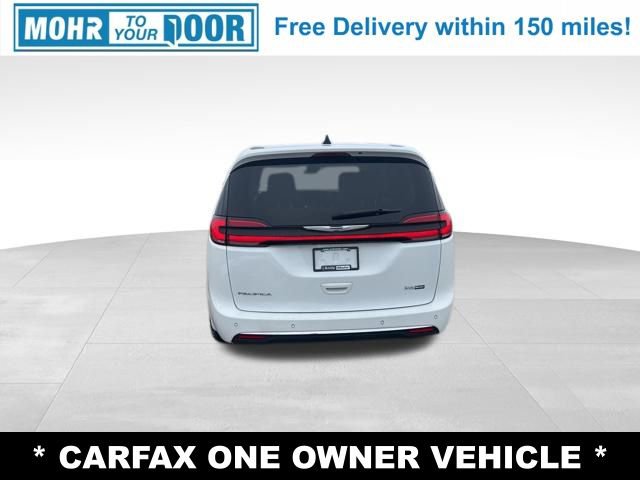 Used 2023 Chrysler Pacifica Touring-L image 4
