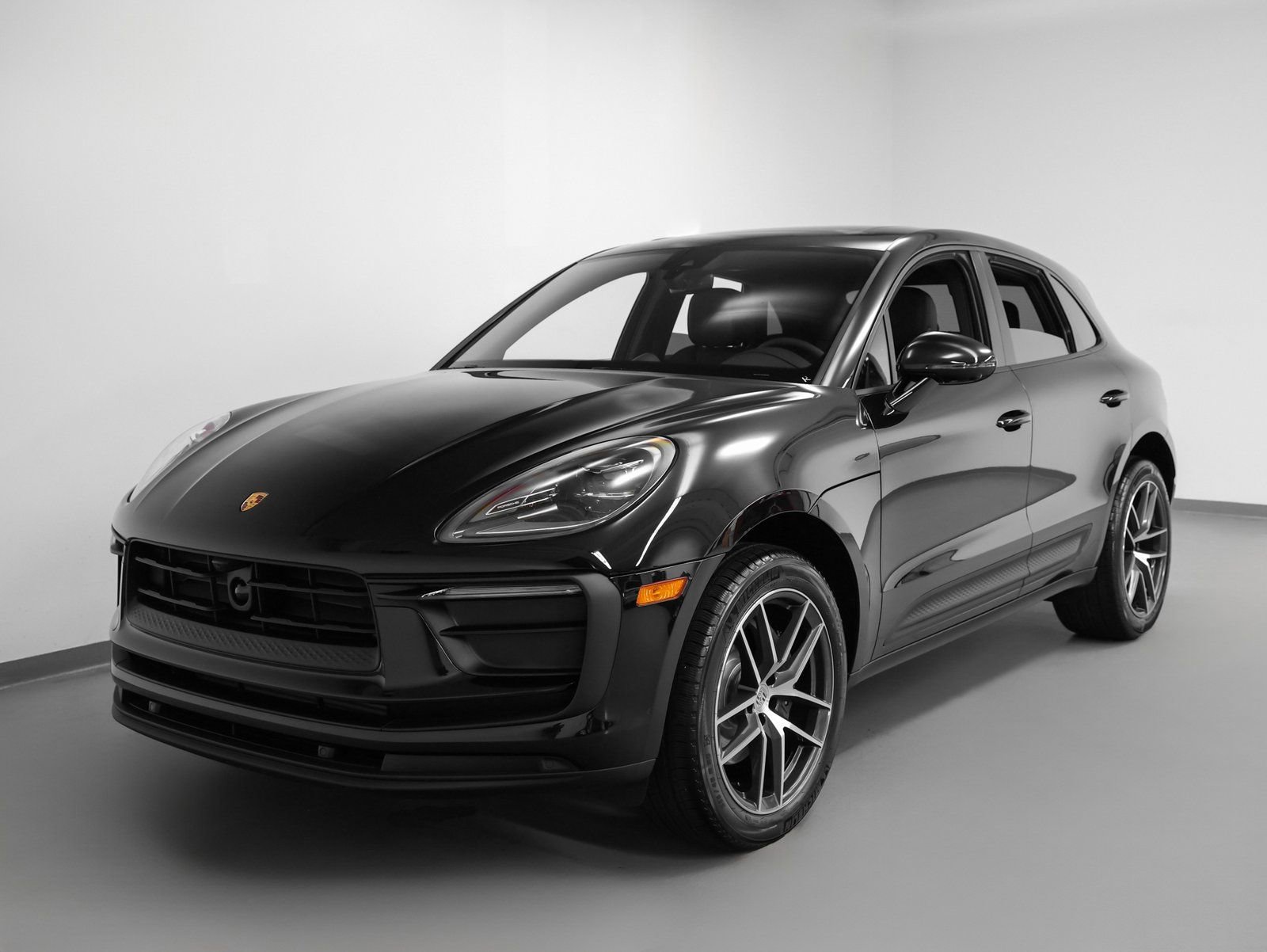 Certified 2025 Porsche Macan AWD/4WD image 6