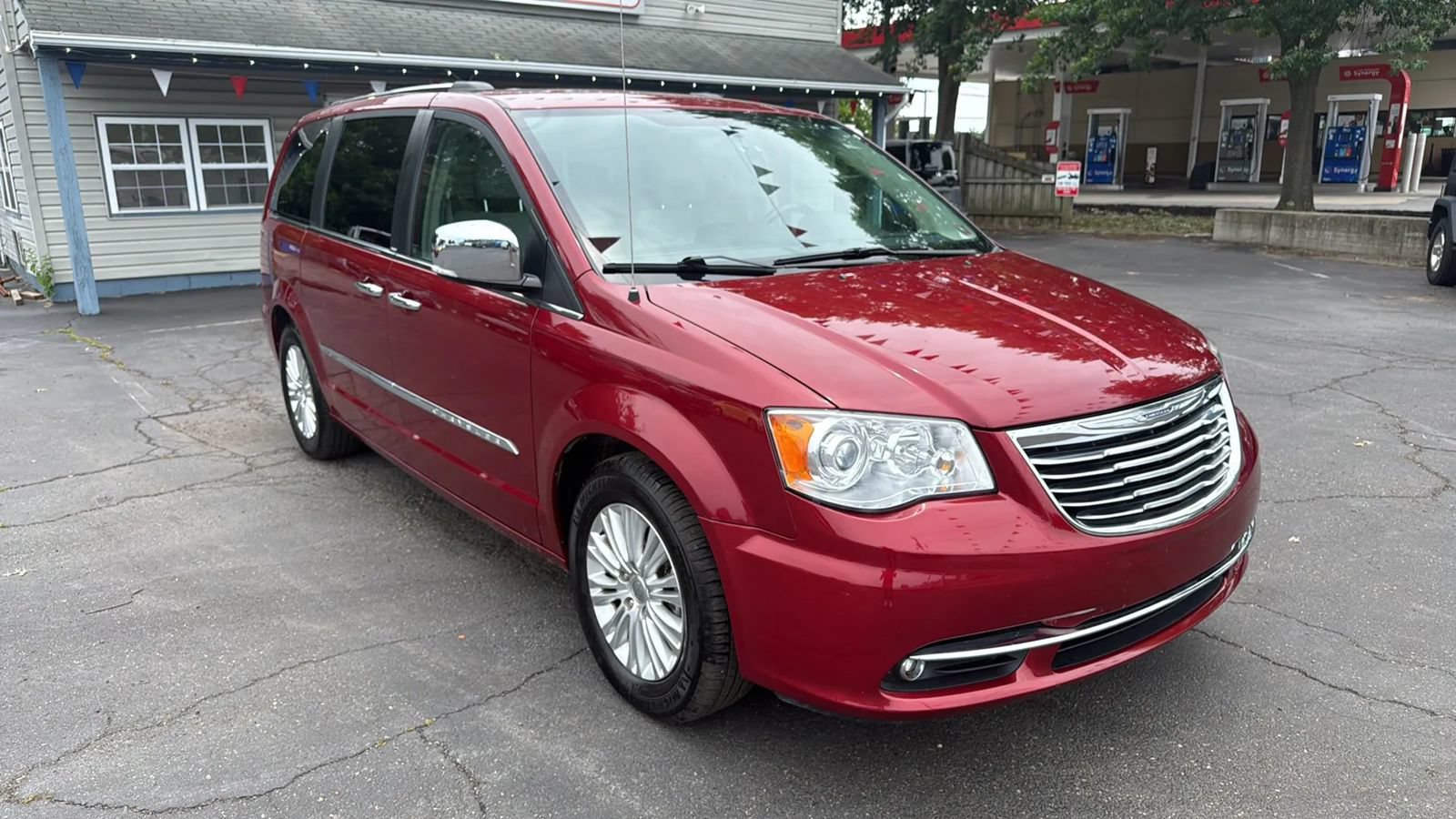 Used 2014 Chrysler Town & Country Limited w/ Luxury Group FWD image 8