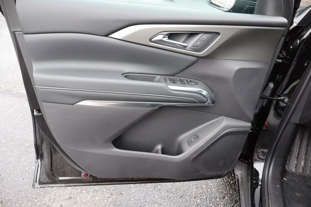 Used 2025 Chevrolet Traverse LT w/ Sun and Wheel Package image 2