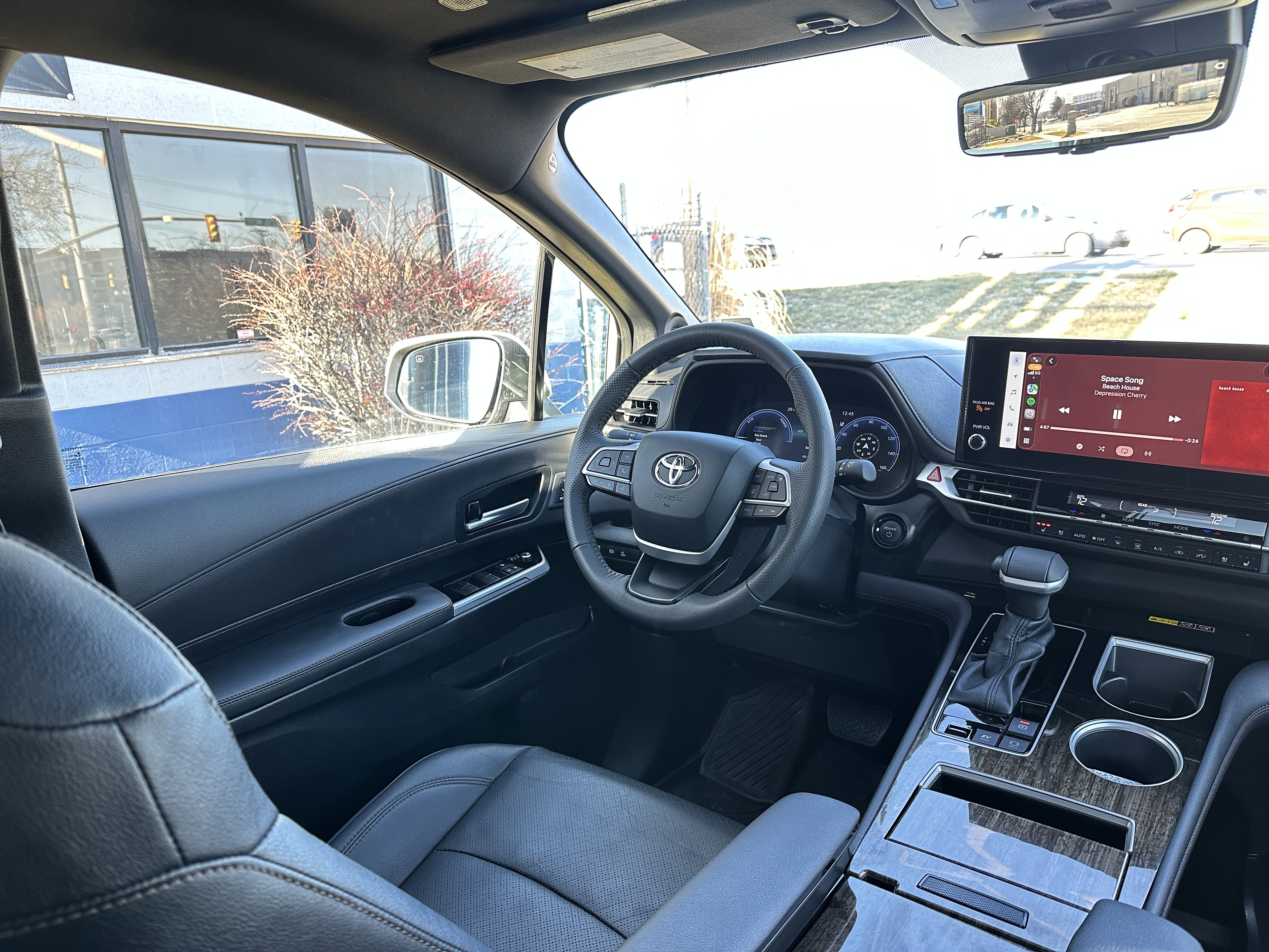 Used 2025 Toyota Sienna Limited image 28