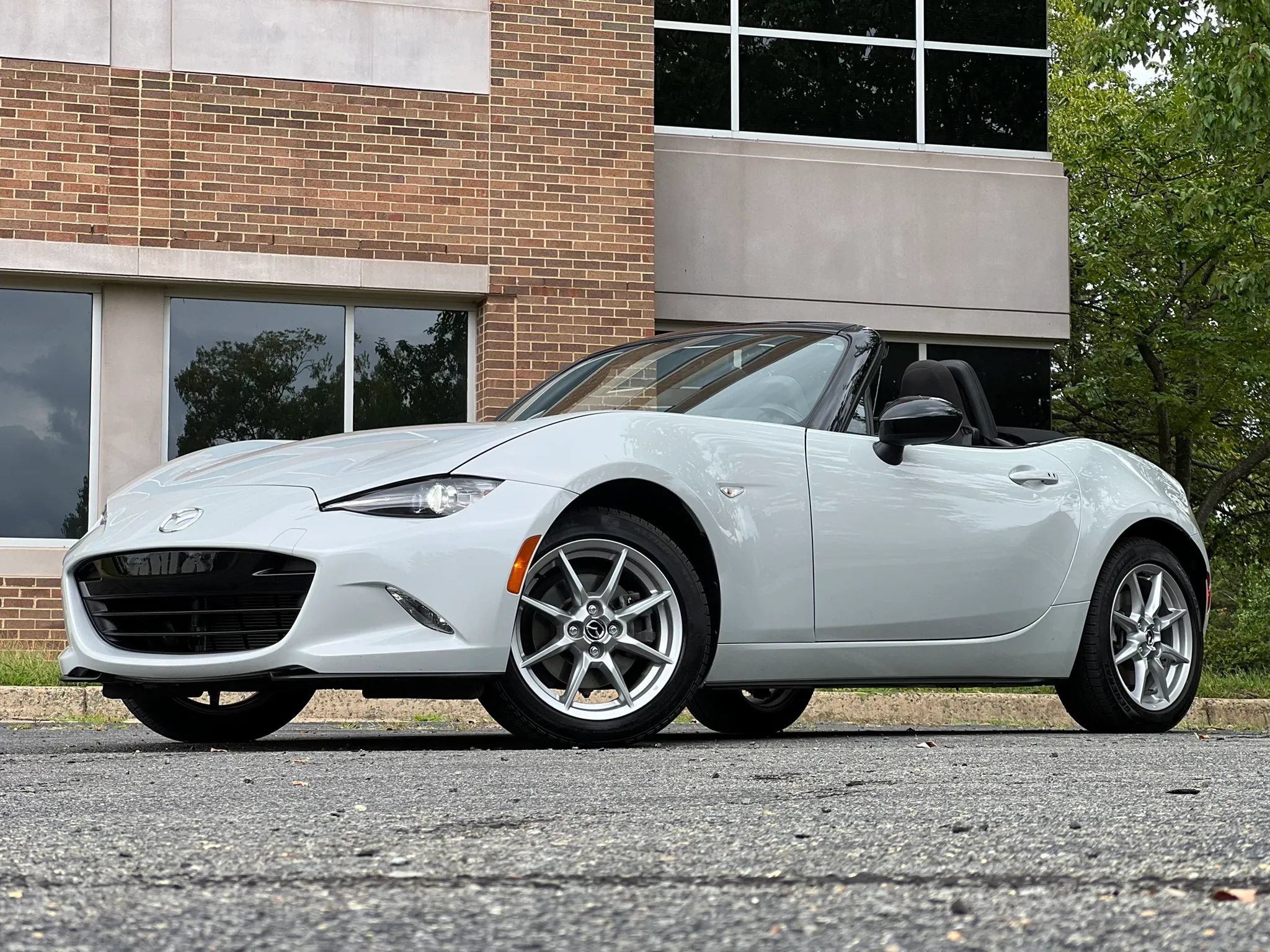 Used 2016 MAZDA MX-5 Miata Sport RWD image 9