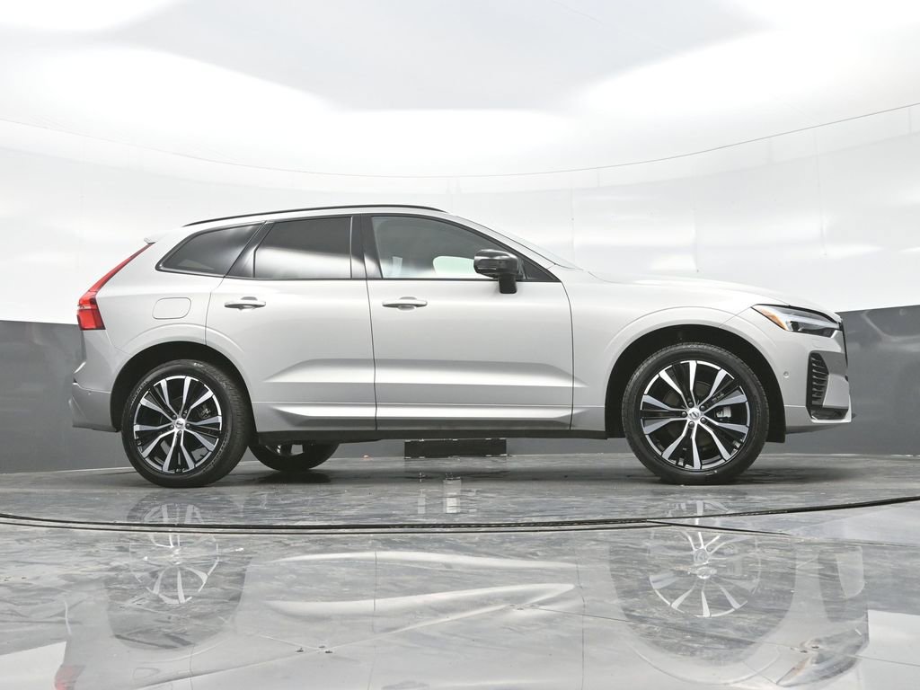 Used 2025 Volvo XC60 B5 Plus image 21