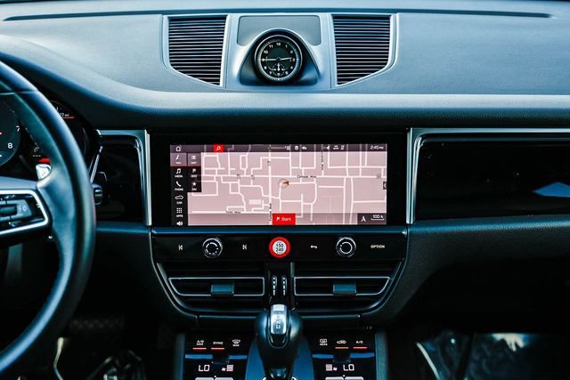 Used 2023 Porsche Macan image 11