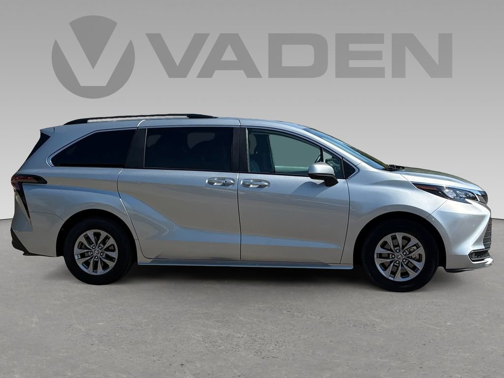 Used 2025 Toyota Sienna XLE image 8