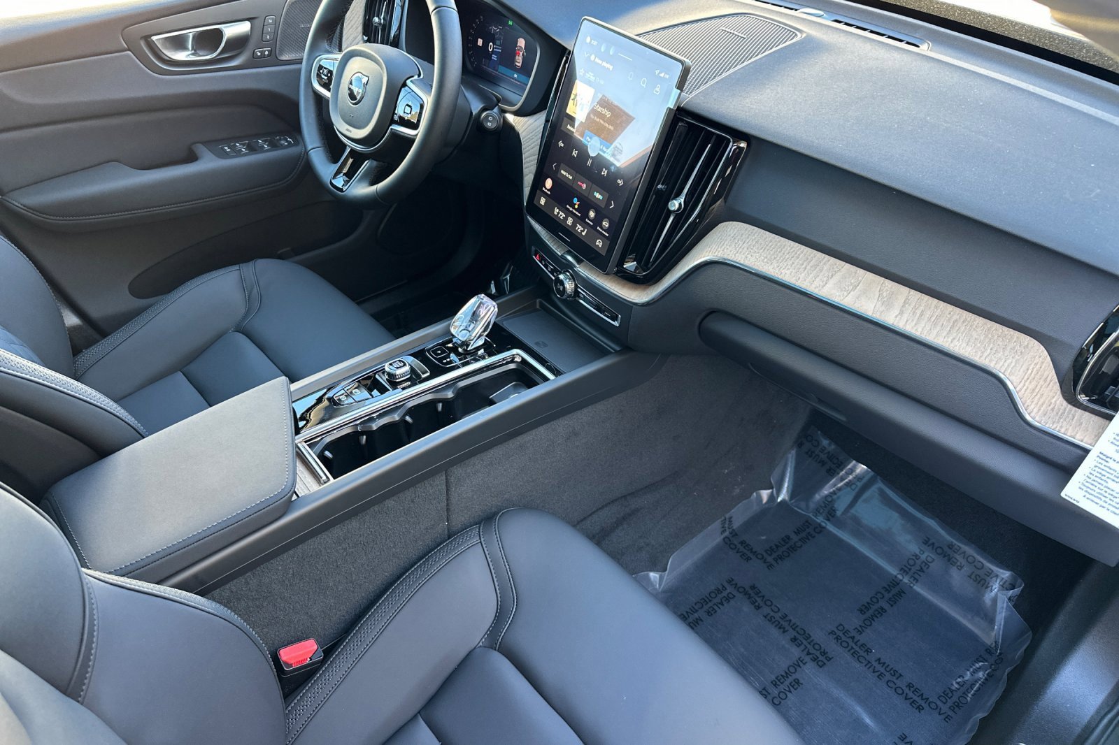 New 2026 Volvo XC60 B5 Plus w/ Climate Package image 18