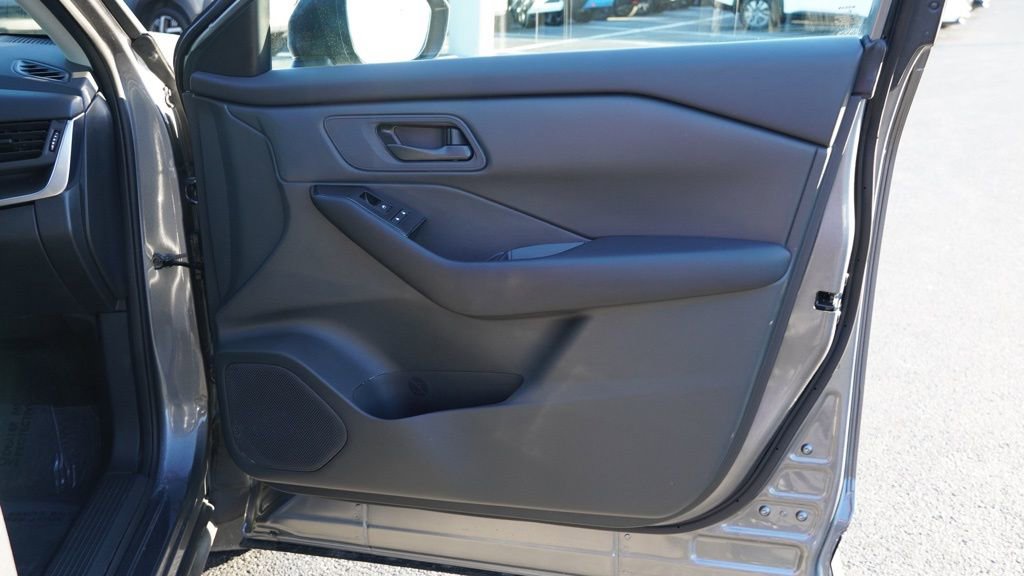 Used 2025 Nissan Rogue S image 23