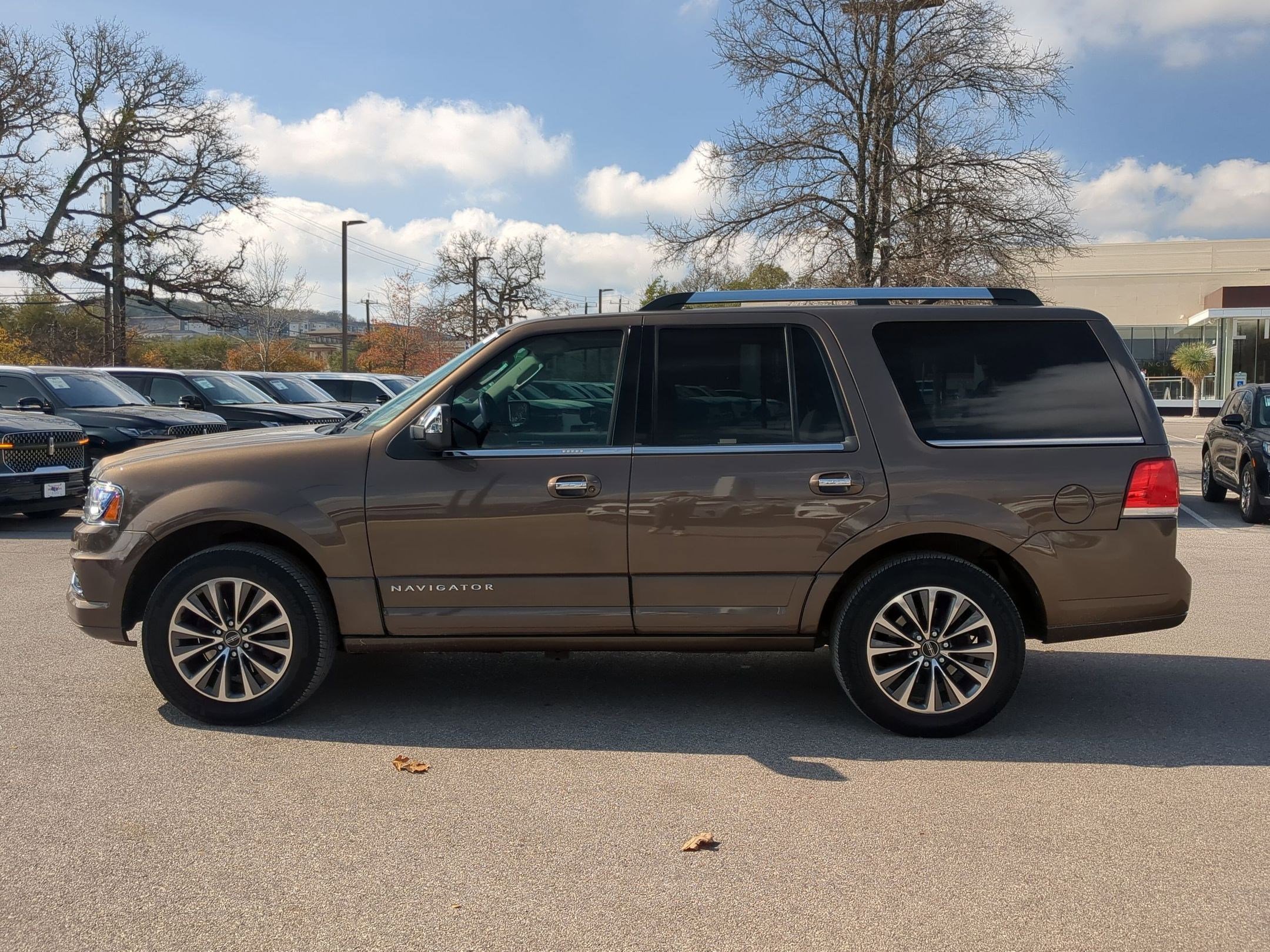 Used 2017 Lincoln Navigator Select image 6