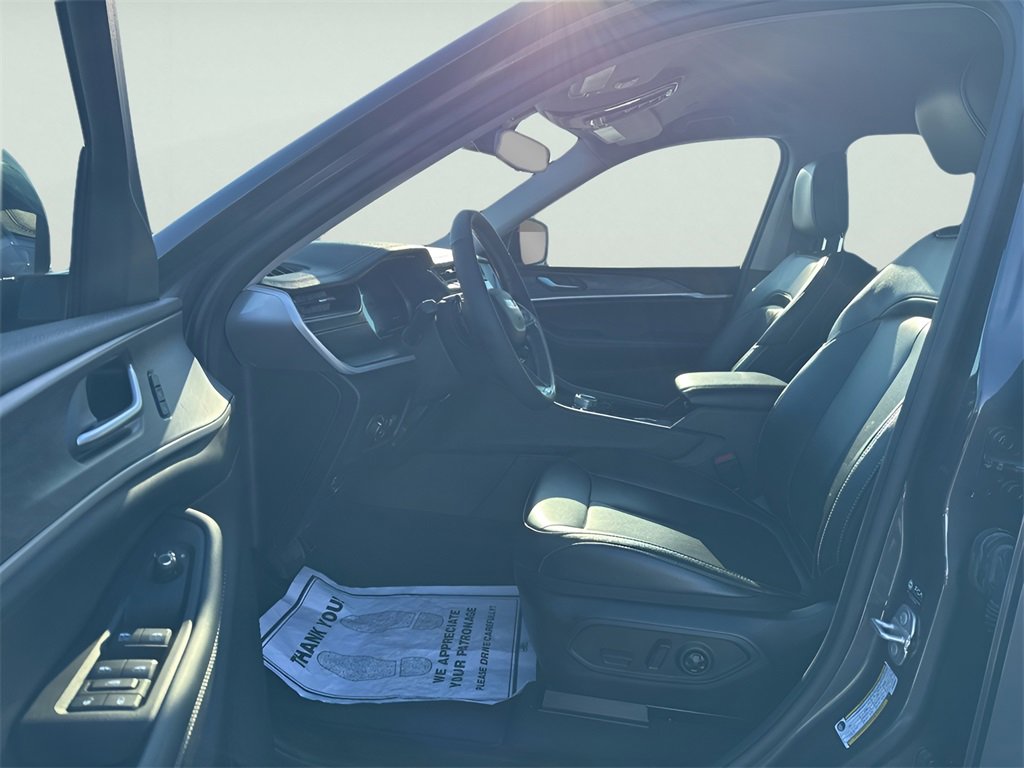 Used 2023 Jeep Grand Cherokee Limited w/ Black Appearance Package image 19