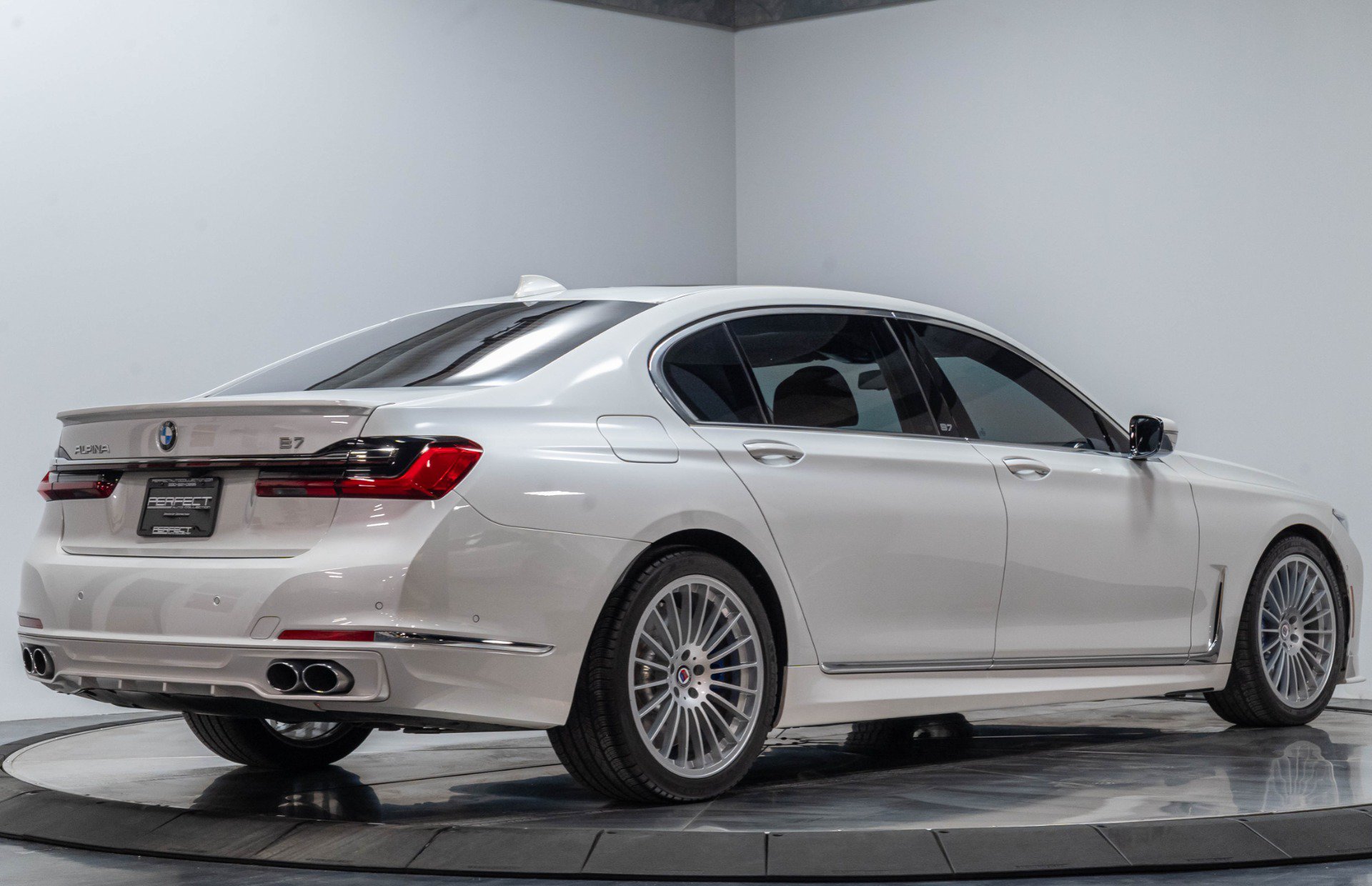 Used 2022 BMW ALPINA B7 xDrive AWD/4WD image 32