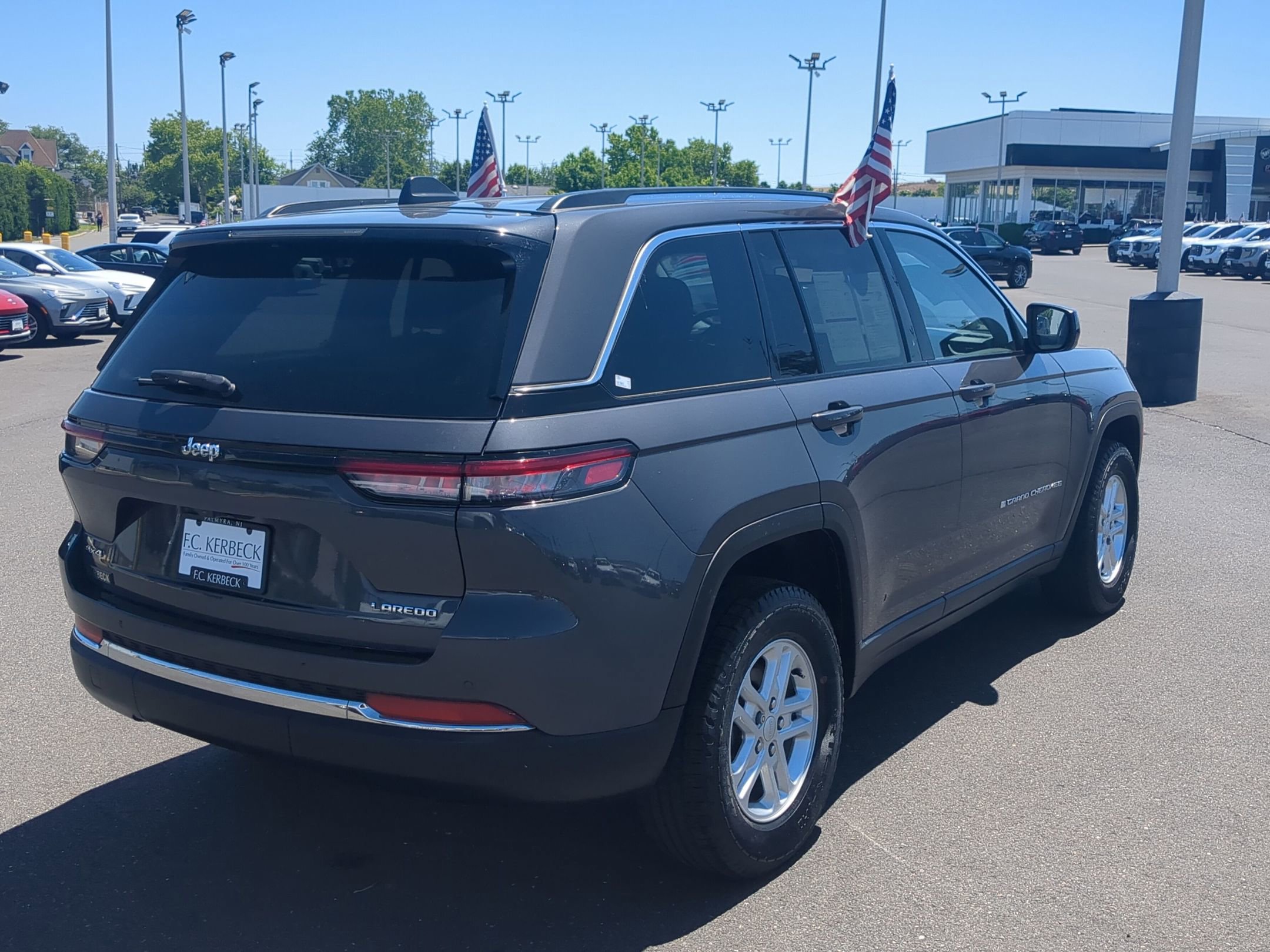 Used 2023 Jeep Grand Cherokee Laredo w/ Luxury Tech Group I AWD/4WD image 7