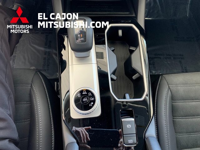 New 2025 Mitsubishi Outlander SE image 18