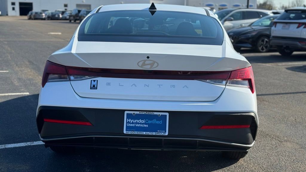 Certified 2025 Hyundai Elantra SE image 3