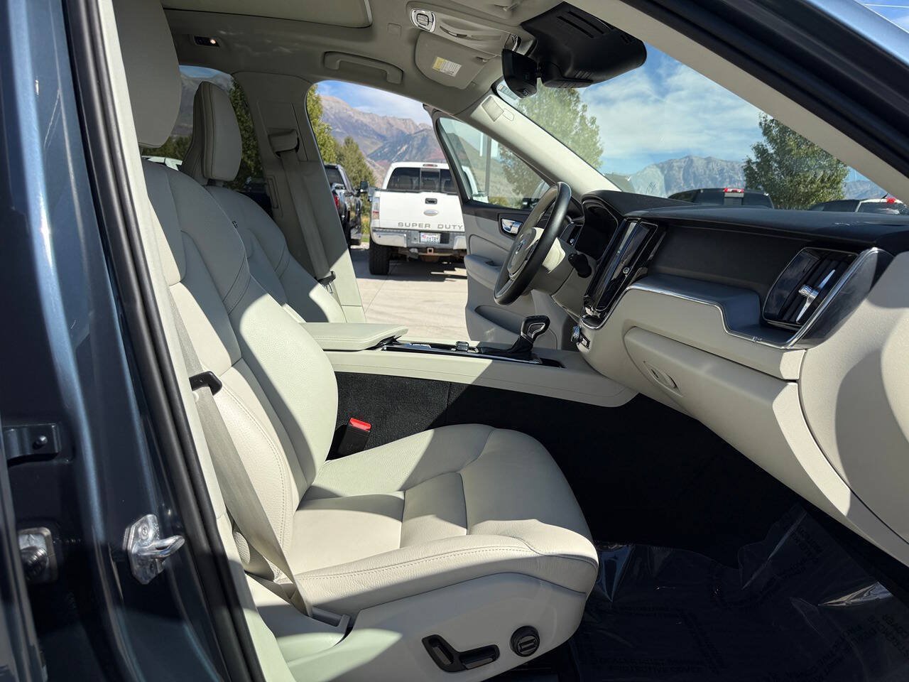 Used 2020 Volvo XC60 T5 Momentum w/ Protection Package Premier AWD/4WD image 24