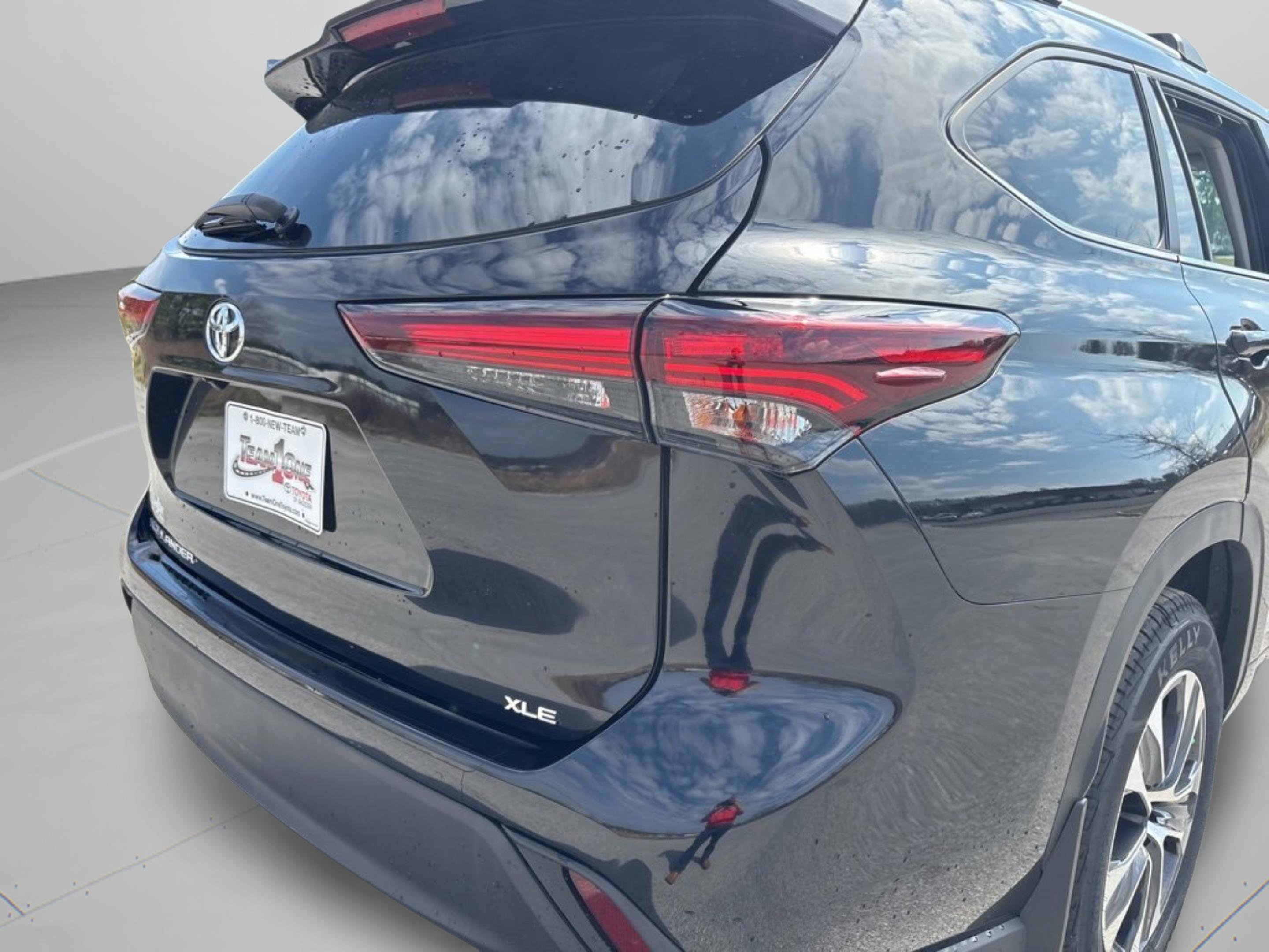 Certified 2024 Toyota Highlander XLE image 30