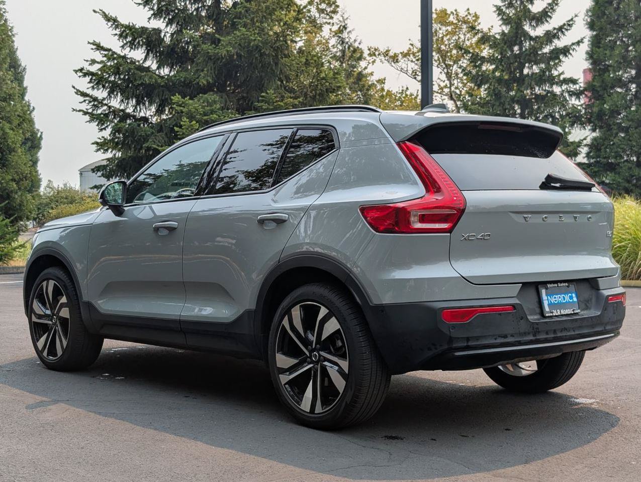 Used 2025 Volvo XC40 B5 Ultra AWD/4WD image 5