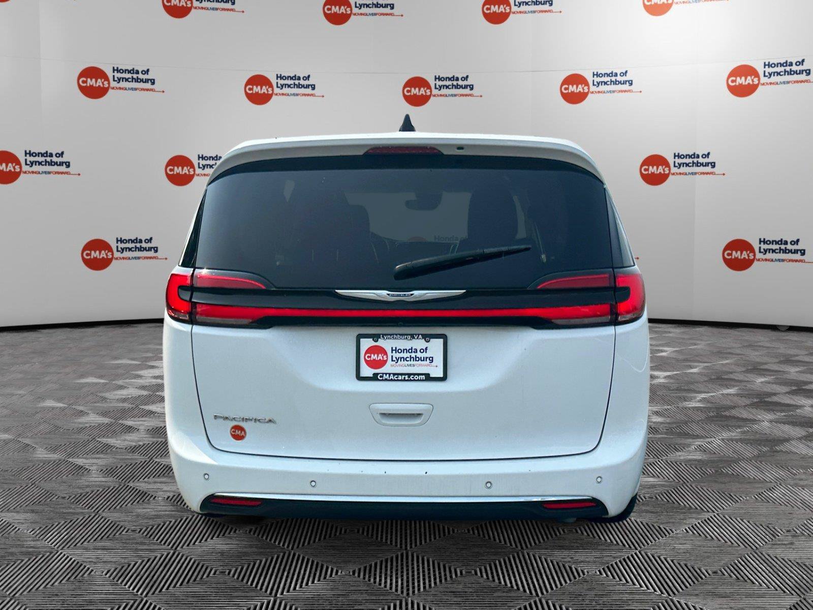 Used 2023 Chrysler Pacifica Touring-L FWD image 4