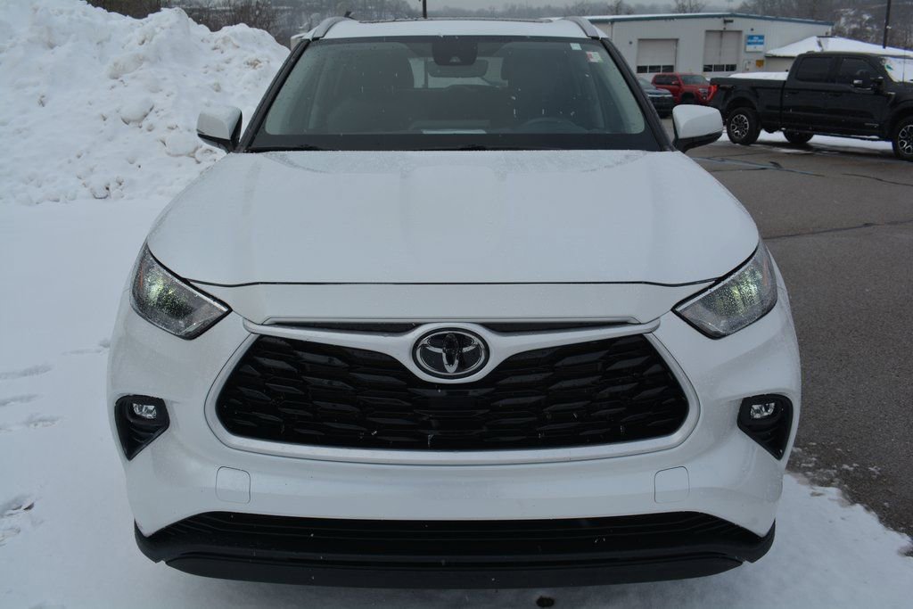 Used 2023 Toyota Highlander XLE image 2
