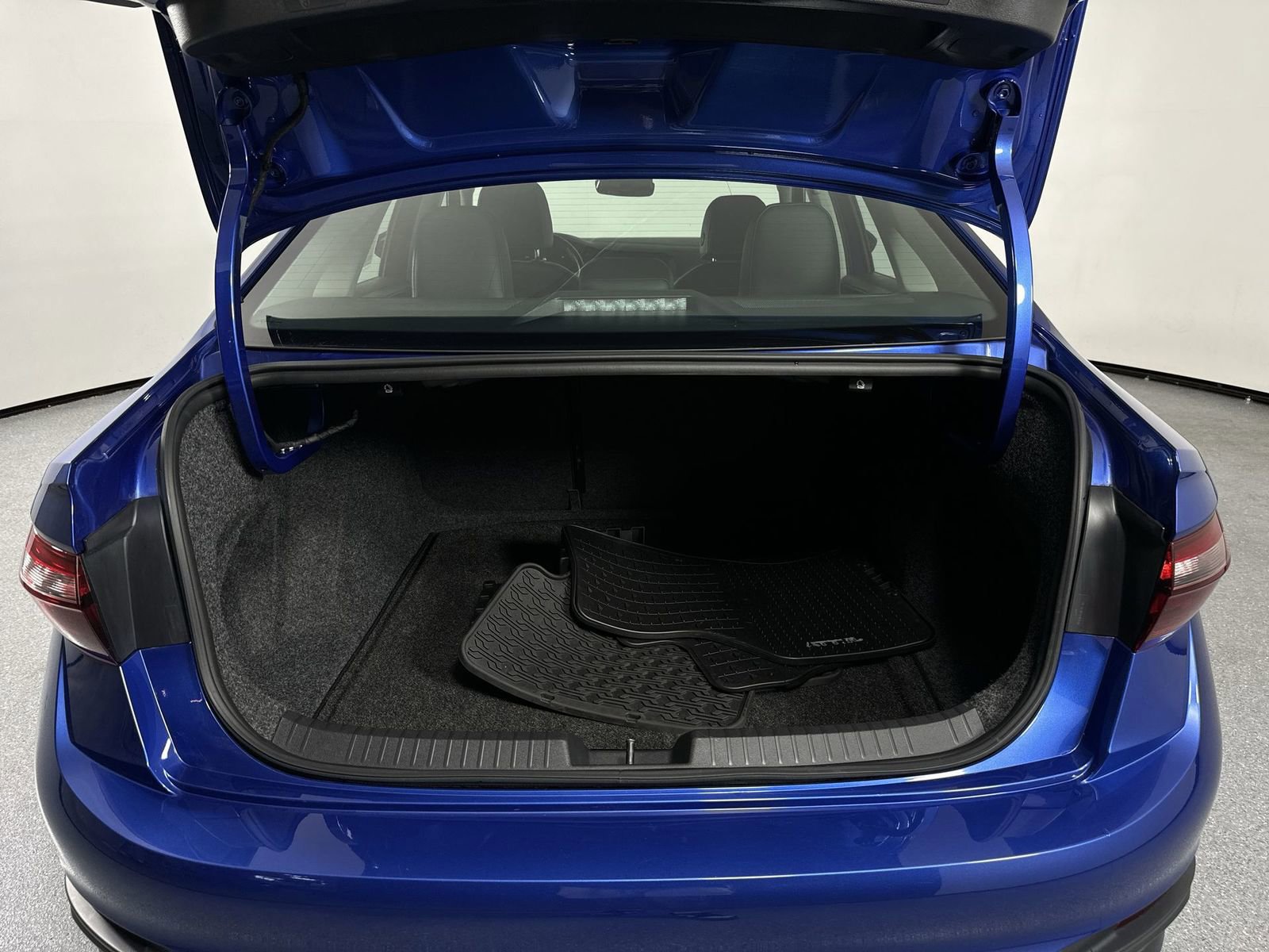 Used 2023 Volkswagen Jetta SE w/ Panoramic Sunroof Package image 33