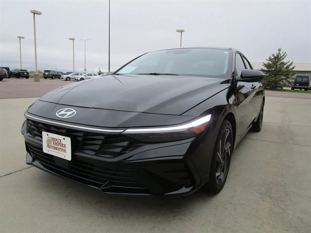 Used 2025 Hyundai Elantra Limited FWD image 5