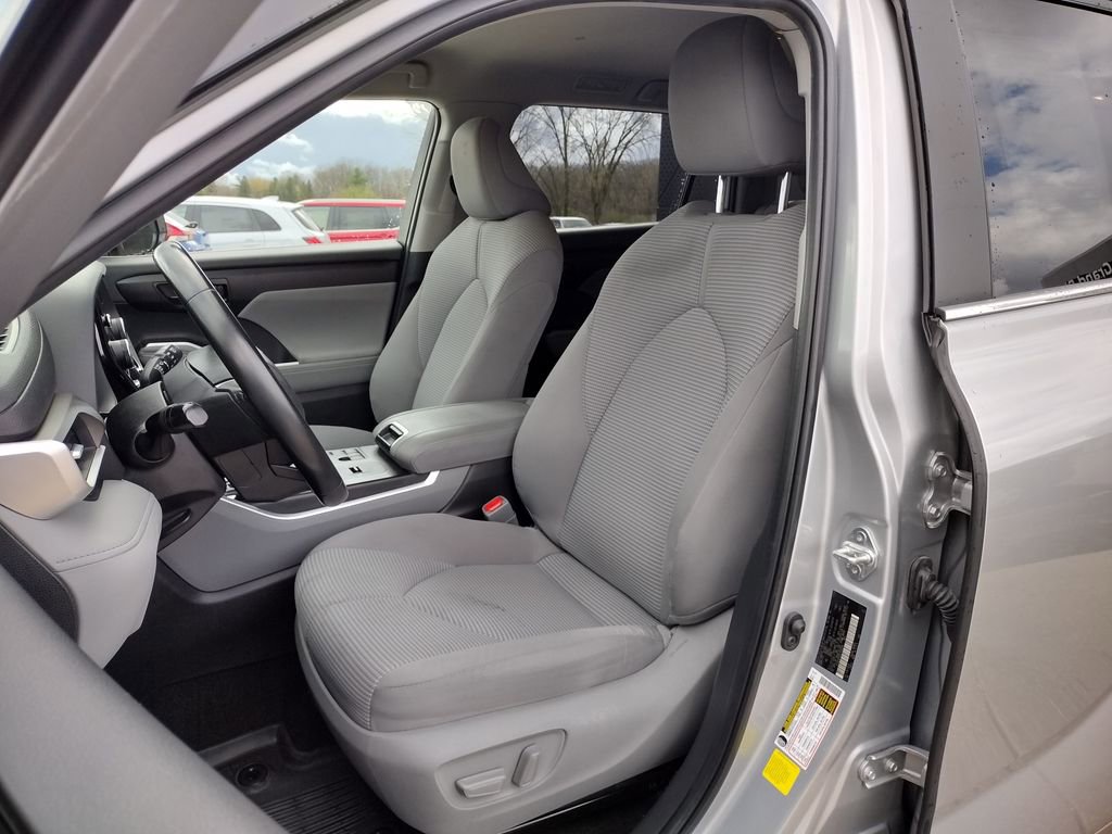 Used 2023 Toyota Highlander LE FWD image 2