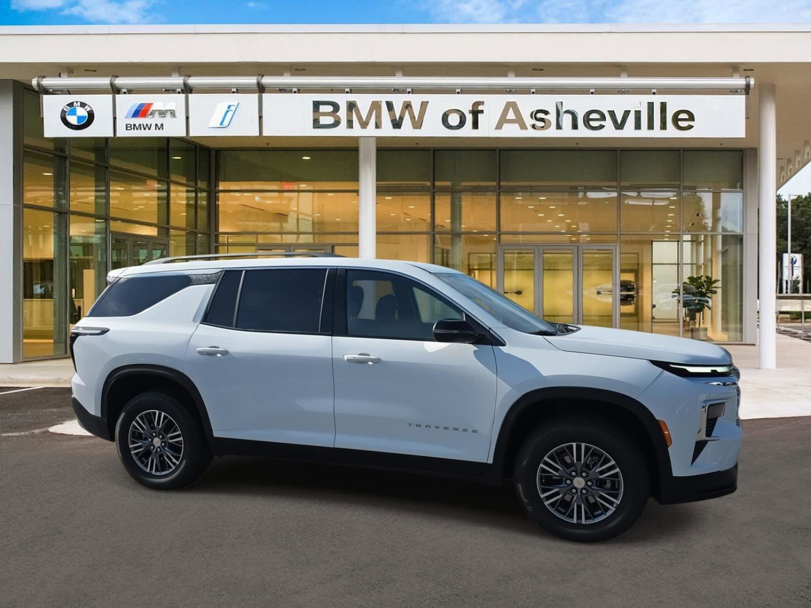 Used 2025 Chevrolet Traverse LT image 1