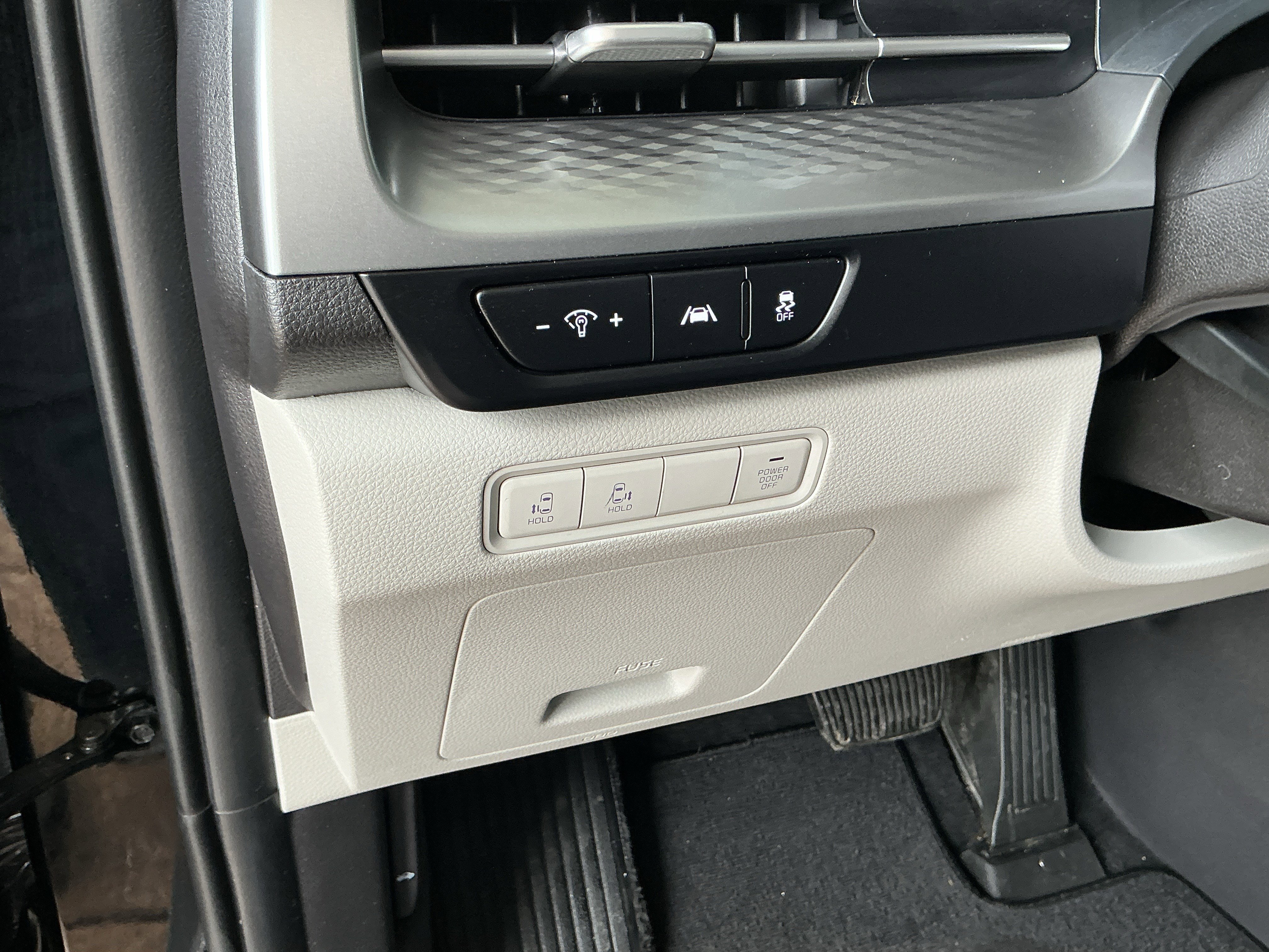 Used 2024 Kia Carnival LX image 30