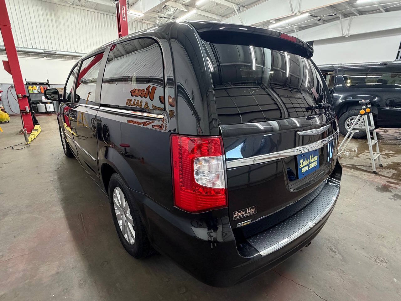 Used 2015 Chrysler Town & Country Touring FWD image 6