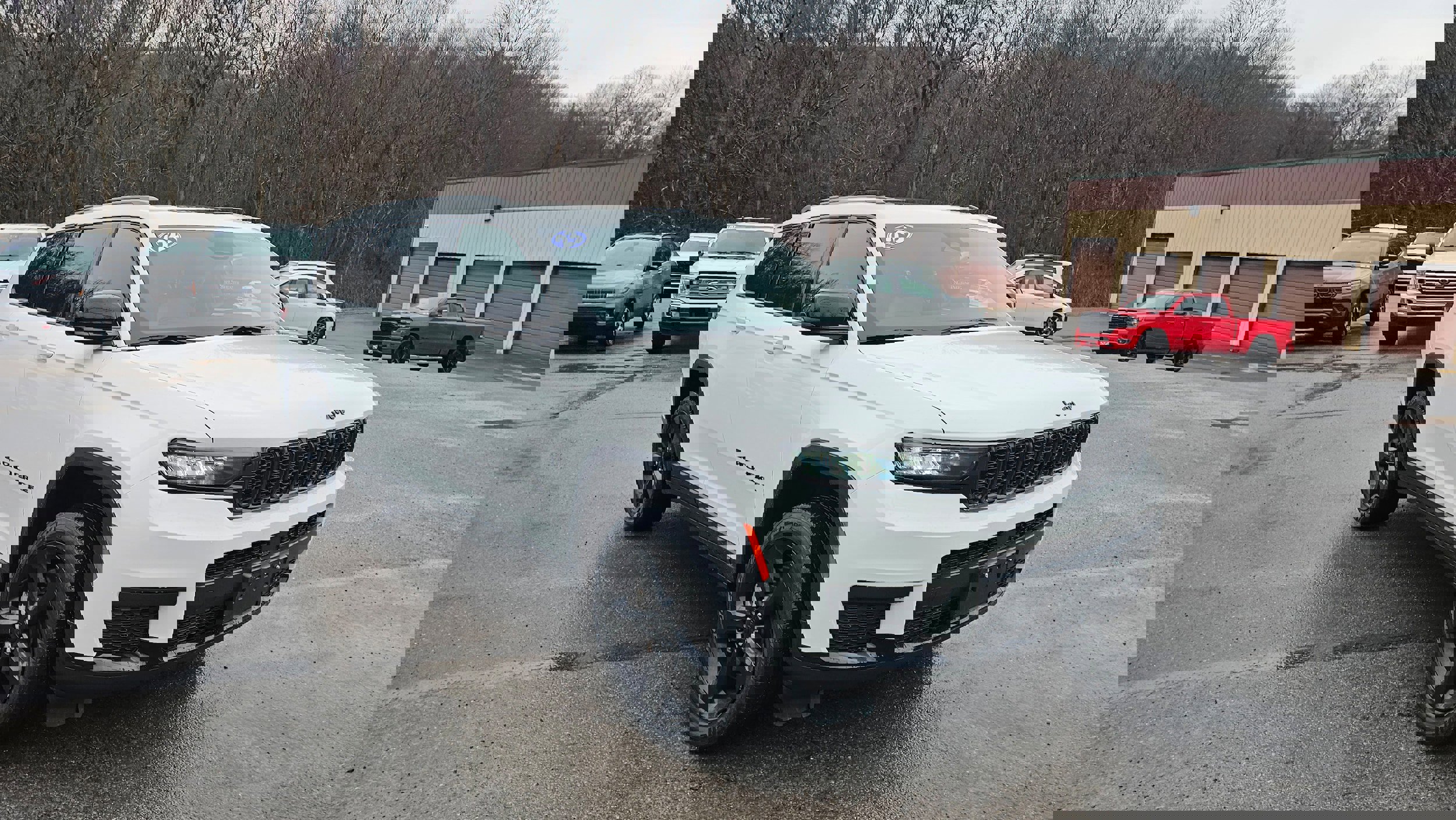 Used 2023 Jeep Grand Cherokee L Laredo image 5