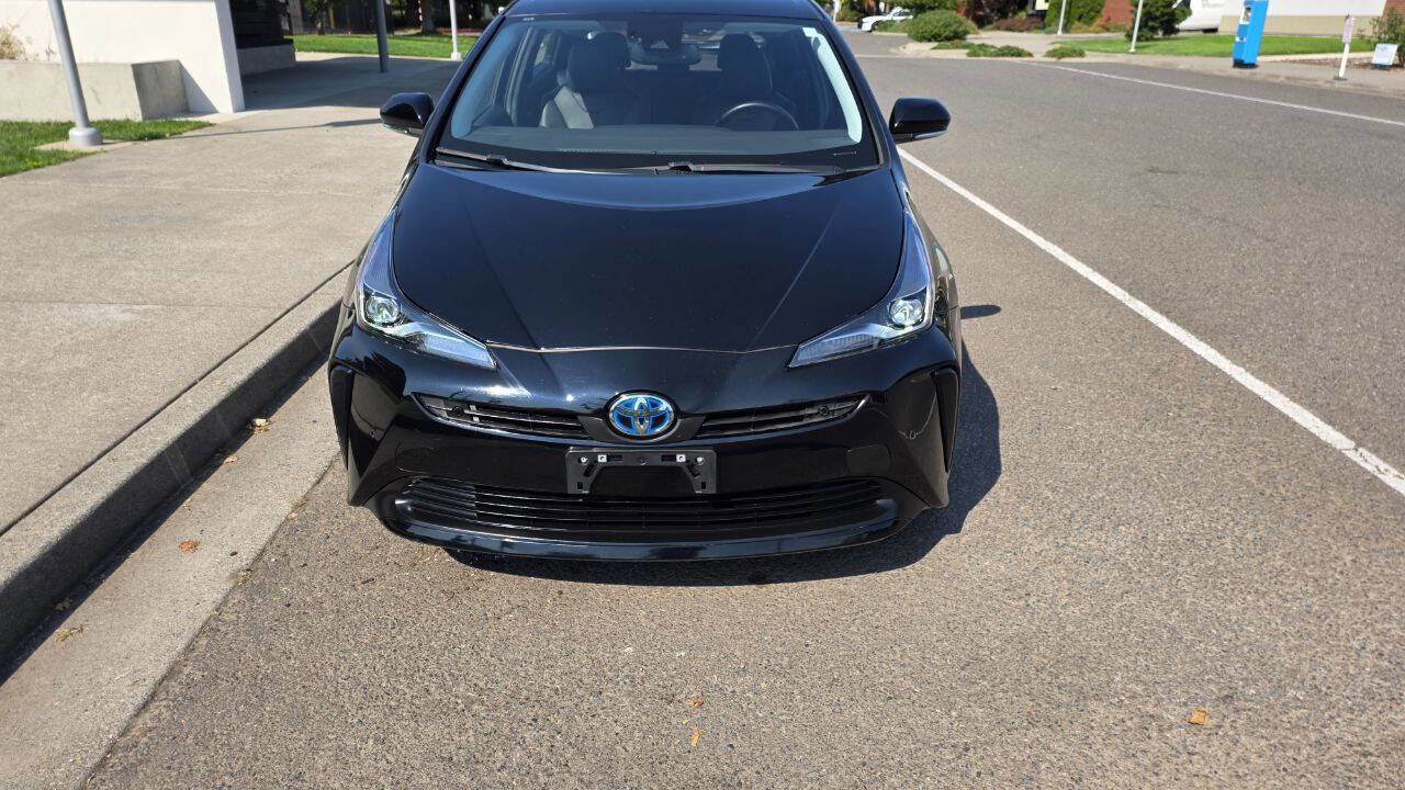 Used 2021 Toyota Prius XLE image 2
