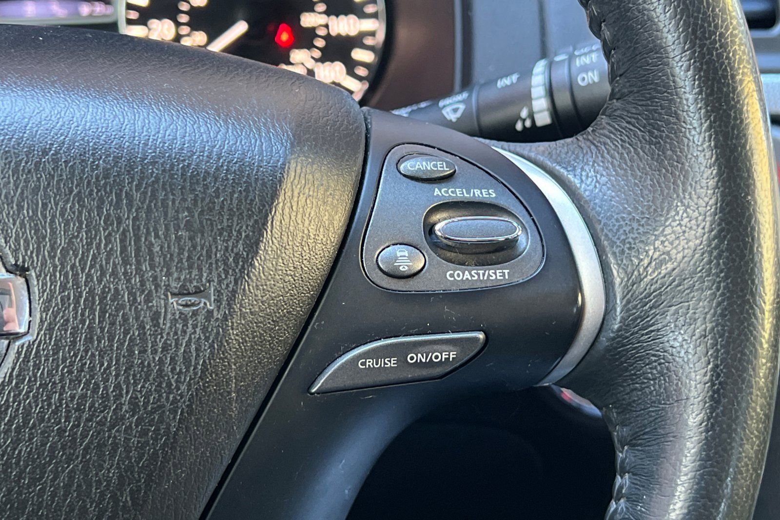 Used 2018 Nissan Pathfinder SL image 34