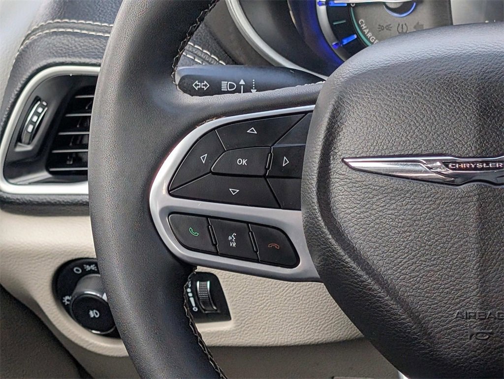 Used 2024 Chrysler Pacifica Select image 16