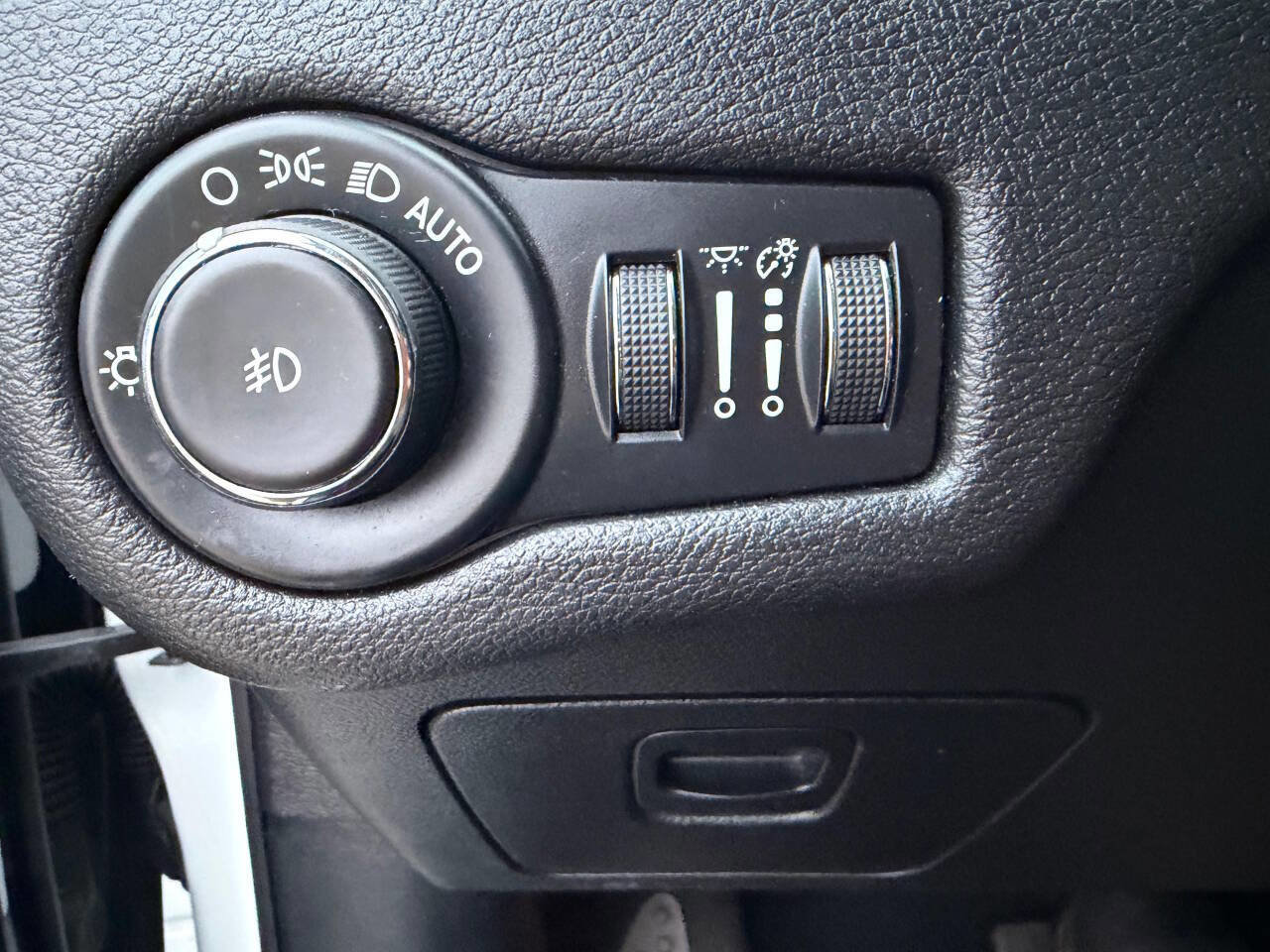 Used 2020 Jeep Cherokee Trailhawk AWD/4WD image 29