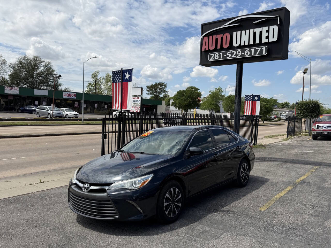 Used 2015 Toyota Camry LE FWD image 1