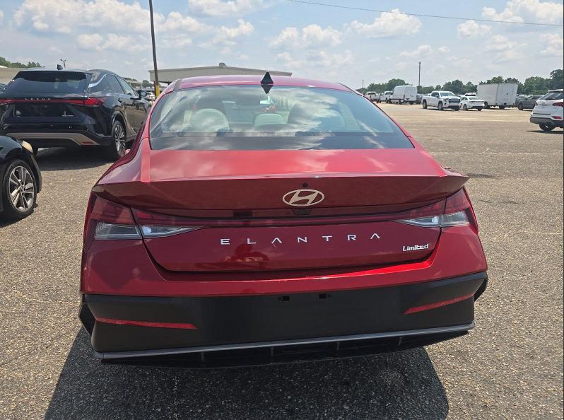 Used 2025 Hyundai Elantra Limited FWD image 7
