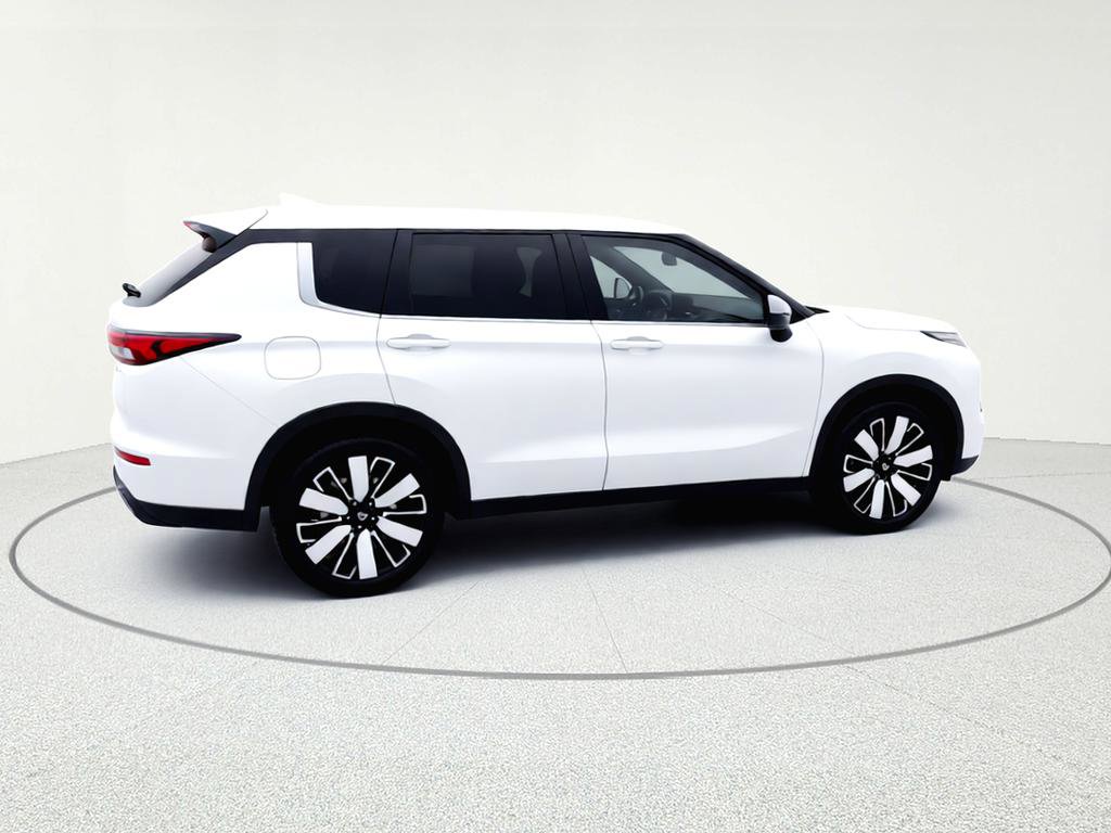 Used 2022 Mitsubishi Outlander SE image 7
