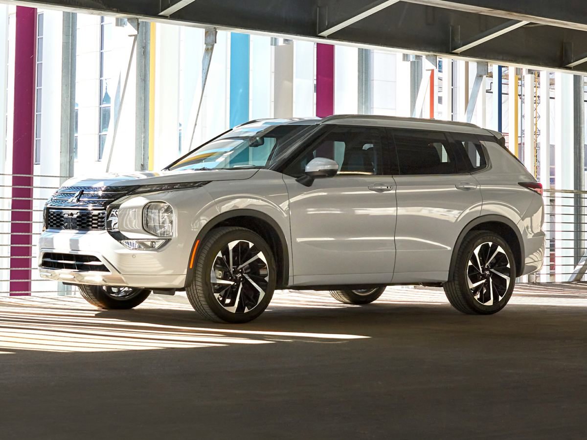 Used 2023 Mitsubishi Outlander SE FWD image 1