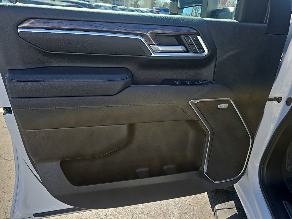 Used 2025 Chevrolet Silverado 2500 LTZ w/ LTZ Premium Package image 18