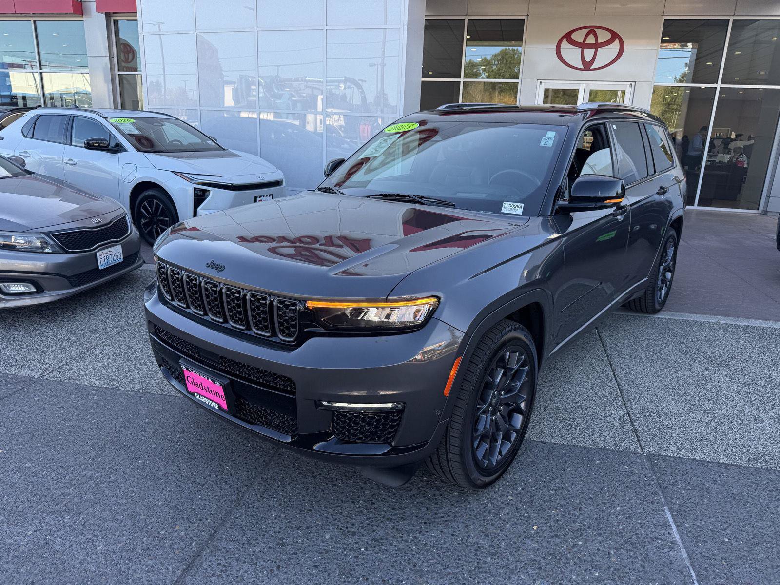 Used 2023 Jeep Grand Cherokee L Summit AWD/4WD image 2