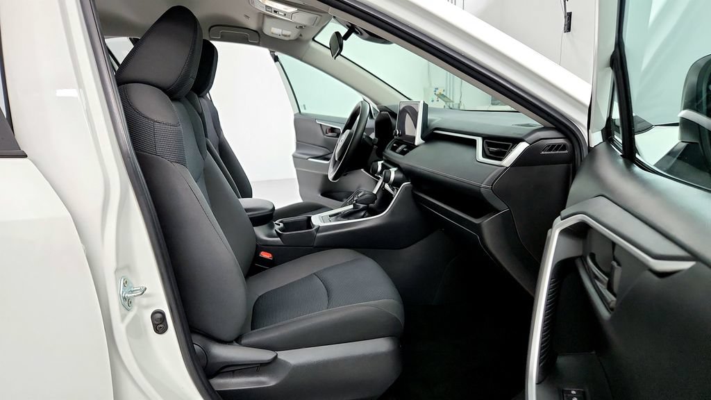 Used 2024 Toyota RAV4 LE AWD/4WD image 17